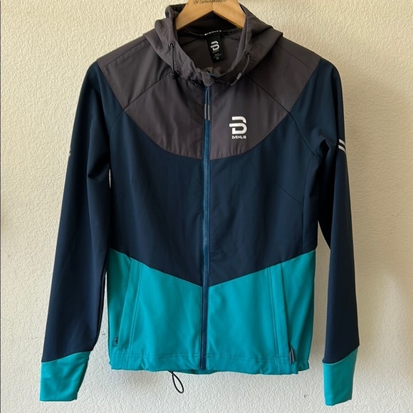Dahlie Jackets & Blazers - Daehlie Hooded Windbreaker size XS Full zip